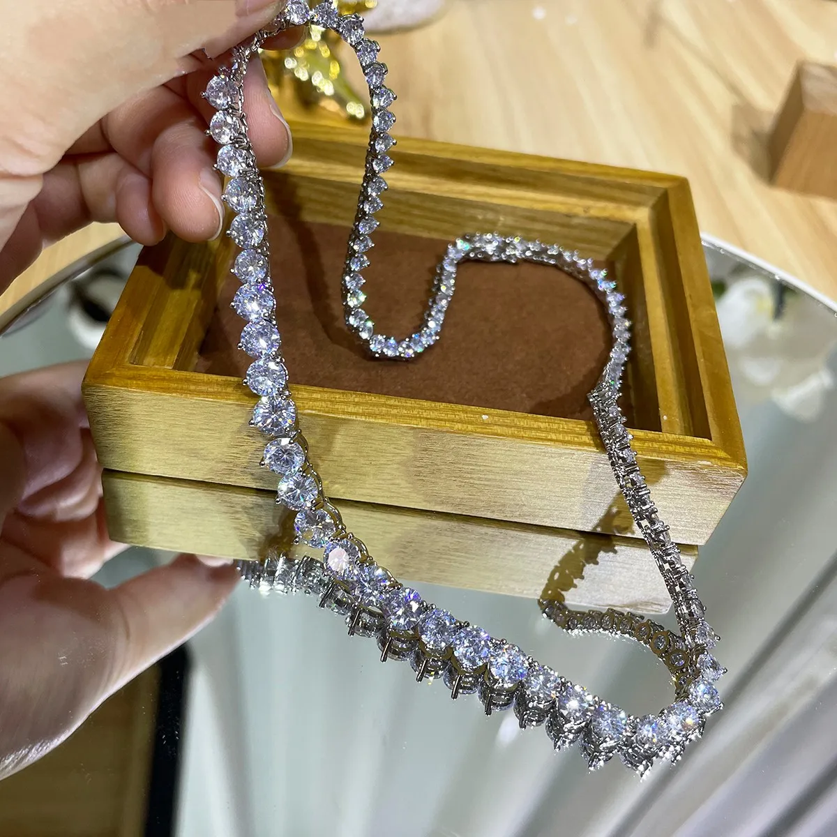 Luxury Designer 7MM Iced Out T - مراجعة Crystal Choker Necklace وسعره