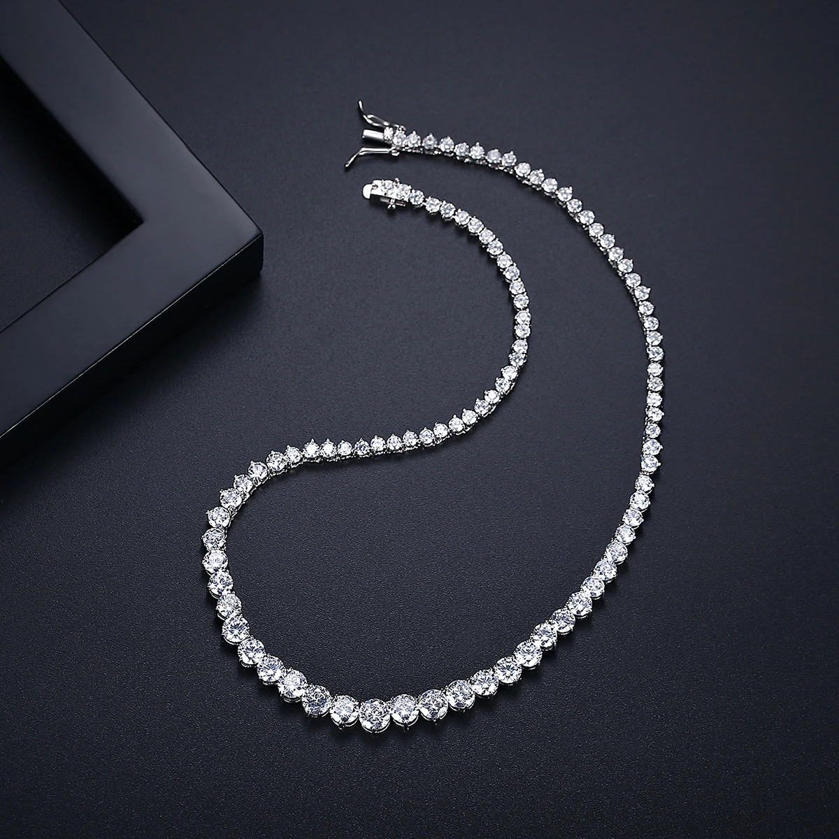 Luxury Designer 7MM Iced Out T - مراجعة Crystal Choker Necklace وسعره