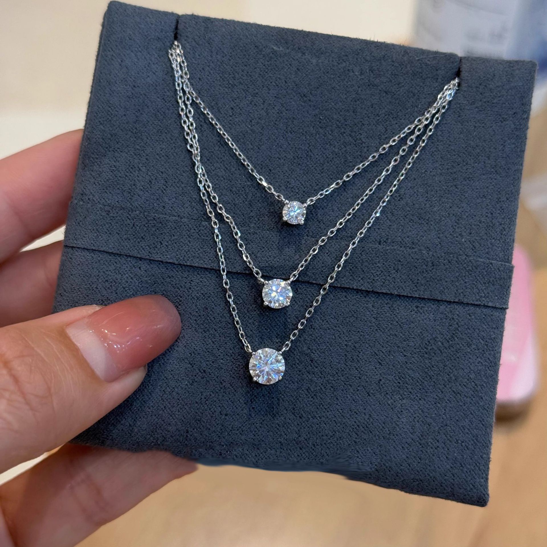 Mini 5mm/4mm D Moissanite 925  - مراجعة Crystal Choker Necklace وسعره