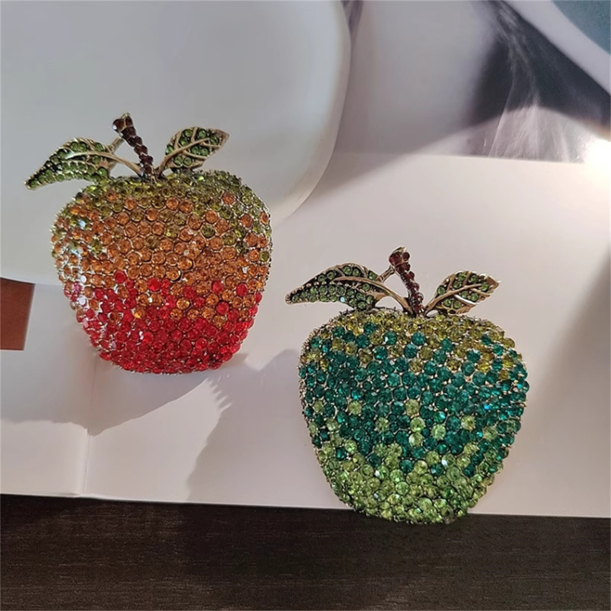 Literary Retro Apple Brooch Ha - مراجعة Eve Jewelry & Watches Distribuidor Oficial Rolex وسعره
